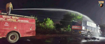 Gas Cylinder Truck Smashes Into Car in Khargone