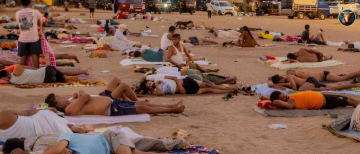 Mumbai’s Heat Crisis: Families Forced to Sleep on Beaches to Escape Sweltering Nights