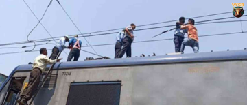 Bihar Thieves Cut and Steal 100-Meter-Long 25,000-Volt Railway High-Tension Wire in Jehanabad