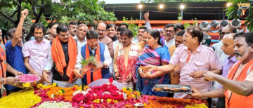 Fans Celebrate Kishore Kumar's 97th Birth Anniversary with Music and 'Doodh-Jalebi' at Khandwa Memorial