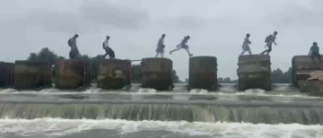 MP Kids Cross Betwa River Daily to Reach School, Video Goes Viral