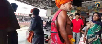 High Drama at Agra Cantt! Man Dressed as Sadhu Thrashed by Mob Over Extortion Claims
