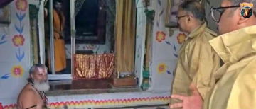 Faith Amidst Floods: Priest Refuses to Leave Temple Despite Soaring Waters in Chitrakoot