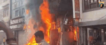 Massive Fire Destroys Shops and Guest Houses in Varanasi's Godaulia; Owner Hospitalized